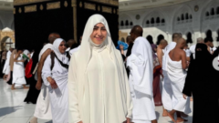 بملابس الإحرام..بوسي تؤدي مناسك العمرة