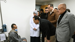 رئيس الوزراء يستمع للمرضى بمستشفى الكرنك الدولي بالأقصر (صور)