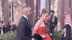 في أول ظهور لهما بعد الزواج، منة شلبي وزوجها من داخل «joy awards»