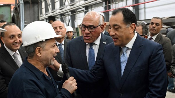 جانب من حوار رئيس الوزراء مع أحد العاملين