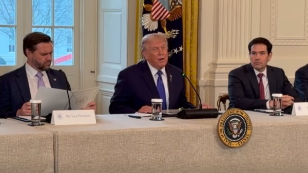 الرئيس الأمريكي دونالد ترامب مع ماركو روبيو وجيه دي فانس 