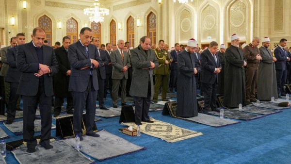 الرئيس السيسي يؤدي صلاة الفجر بمسجد العزيز الحكيم بالمقطم