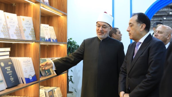 مدبولي في جناح دار الإفتاء بمعرض الكتاب