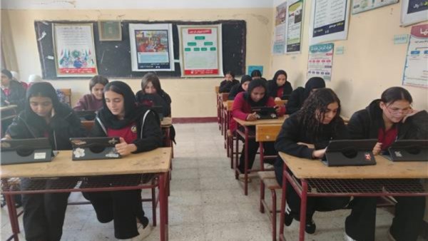 طلاب الصف الأول الثانوي