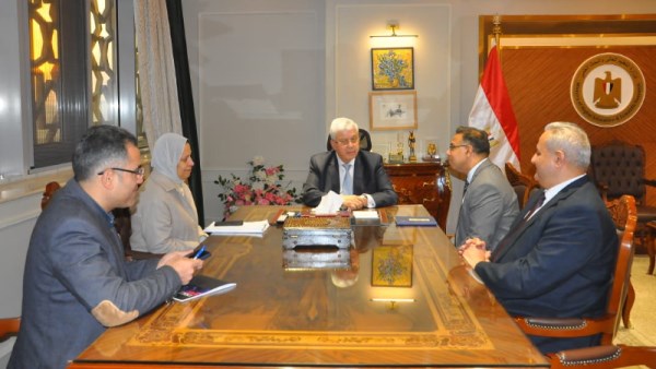أيمن عاشور