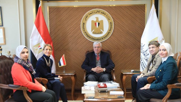 أيمن عاشور