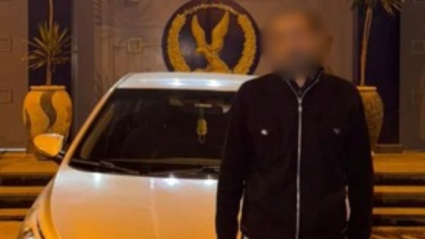 ضبط قائد سيارة تابعة لأحد تطبيقات النقل الذكي