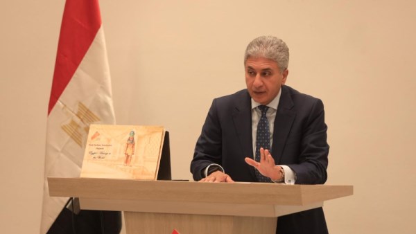 وزير السياحة يتسلم تقرير البصمة الكربونية لحفل افتتاح المتحف