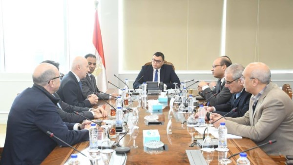وزير الإسكان يستقبل وفدًا من شركة سان جوبان