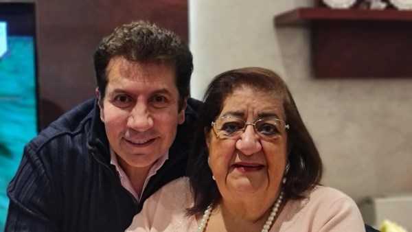 هاني رمزي مع والدته الراحلة