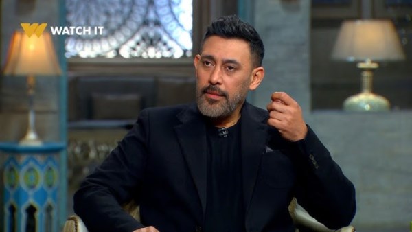 "بكيت وأنا بتكلم عن عمرو دياب".. مش بس فنان ده أخ وصديق وصاحب فضل