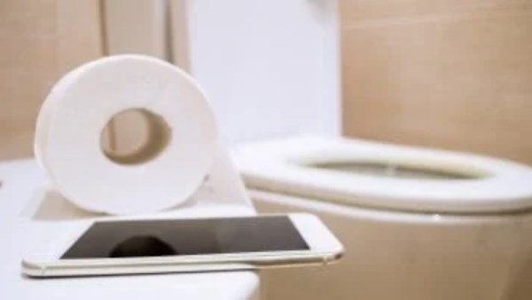 استخدام الهاتف في المرحاض 