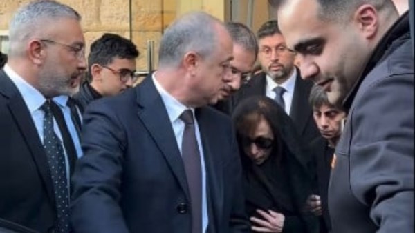 انتهاء قداس هلي الرحباني ومغادرة فيروز الكنيسة