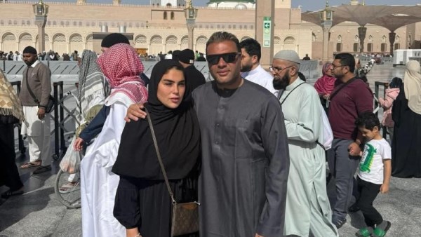 رامس صبري وزوجته يؤديان مناسك العمرة