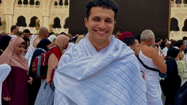 مصطفى عماد يؤدي مناسك العمرة