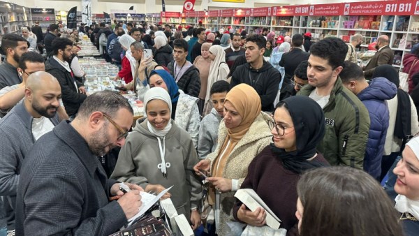  السيناريست أحمد عثمان يحتفل بتوقيع رواية الوارث