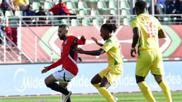محمد صلاح محاصر من لاعبي بنين 