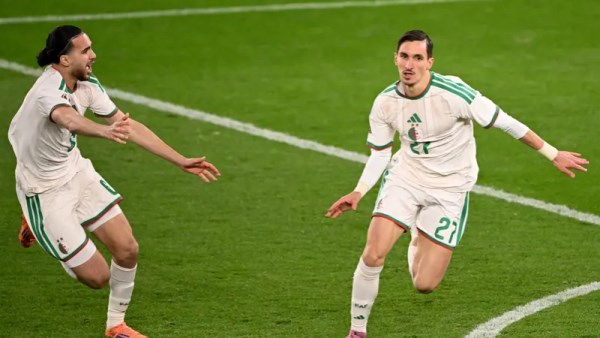 عادل بولبينة أثناء الاحتفال بهدف فوز الجزائر على الكونغو