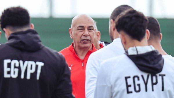 حسام حسن مع لاعبي المنتخب 