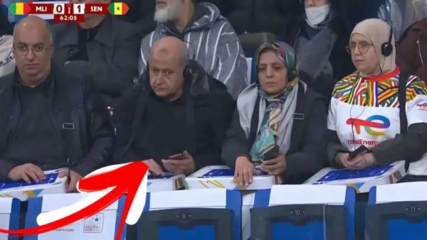 مجموعة من المشجعين المكفوفين