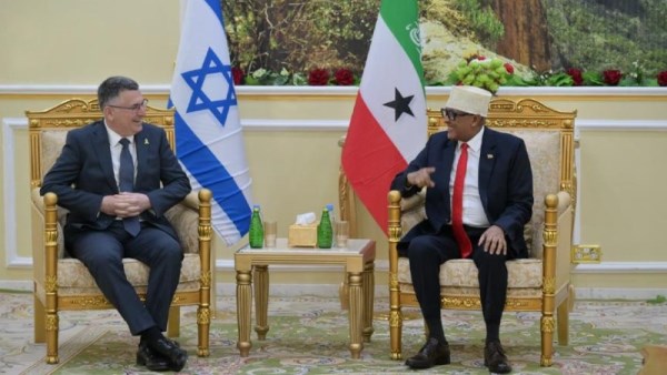 جدعون ساعر خلال لقائه برئيس أرض الصومال 