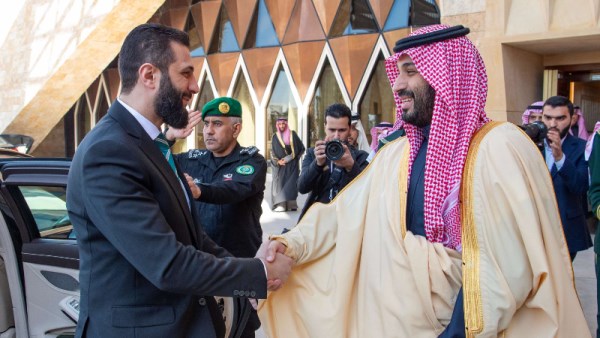 ولي عهد المملكة العربية السعودية محمد بن سلمان والرئيس السوري المؤقت أحمد الشرع           