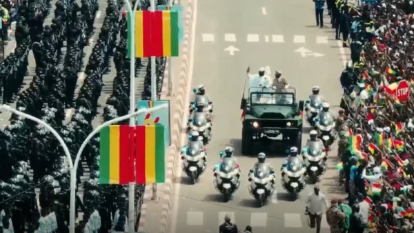 مراسم تنصيب مامادي دومبويا رئيسًا لغينيا بحضور قادة أفارقة