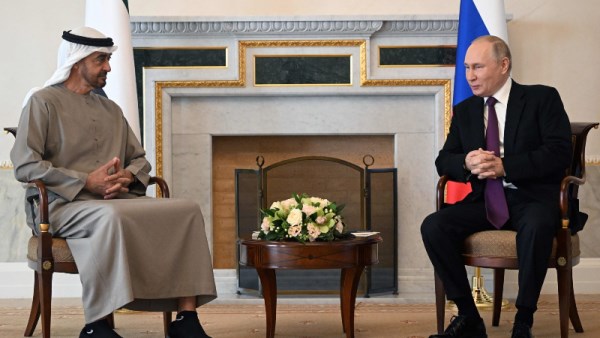 الرئيس الروسي فلاديمير بوتين والشيخ محمد بن زايد آل نهيان رئيس دولة الإمارات 