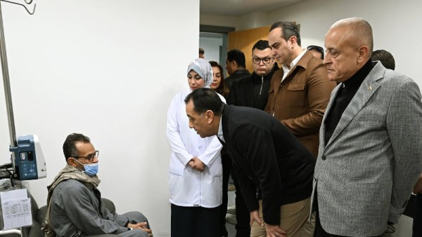 رئيس مجلس الوزراء يستمع لـ أحد المرضي