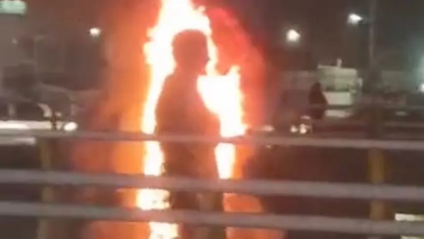 حرق تمثال قاسم سليماني في إيران 