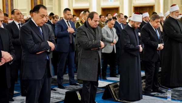 الرئيس السيسي يؤدي صلاة الفجر 