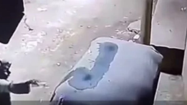 سيدة تشعل النار في توك توك