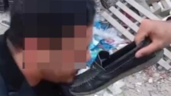  الأجهزة الأمنية تلقي القبض على صانع محتوى أجبر شاب على تقبيل حذائه