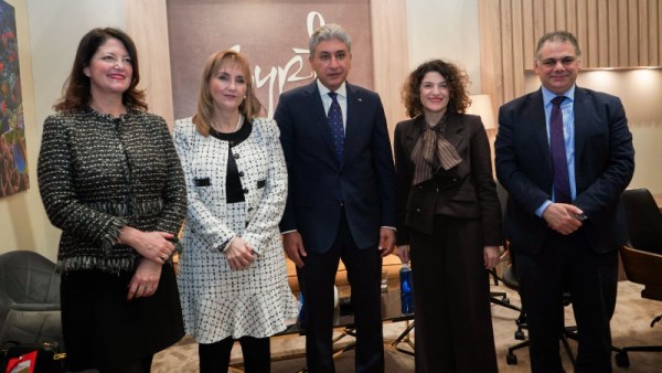 لقاء وزير السياحة والآثار والسيدة جلوريا جيفارا