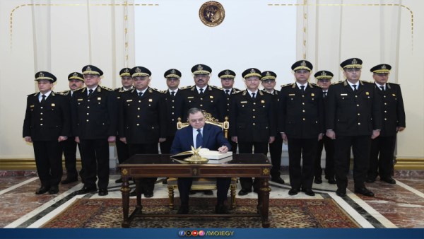 وزير الداخلية وأعضاء المجلس الأعلى للشرطة يسجلون كلمة شكر للرئيس السيسي