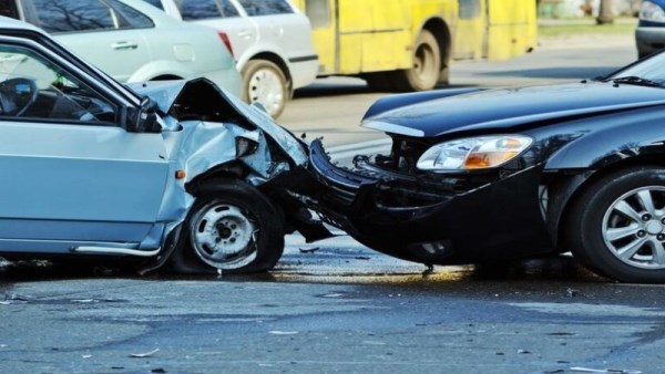 حادث تصادم بين سيارتين على طريق السادات
