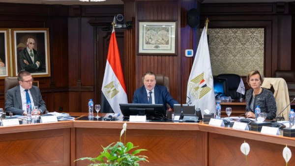 محافظ البنك المركزي مع السفيرة الأوروبية