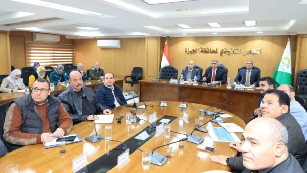 محافظ الجيزة اثناء الاجتماع