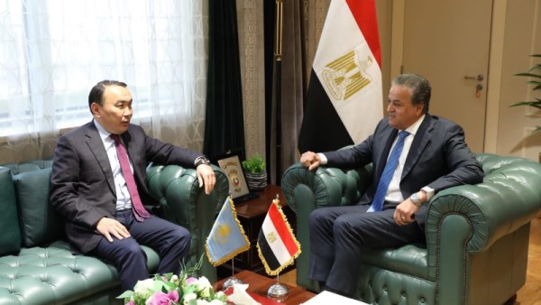 وزير الصحة وسفير كازاخستان يبحثان تطوير المجال الصحي وتصنيع الأدوية