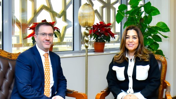 منال عوض والسفير البريطاني