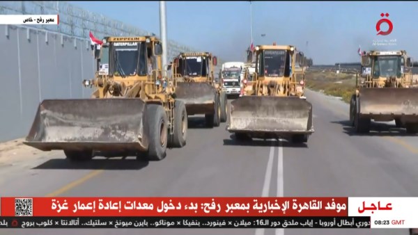 الجرافات المصرية بطريقها لدخولها رفح لإنتشال الركام واعادة الإعمار