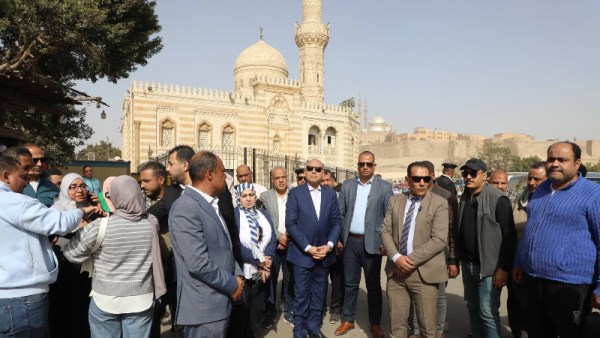 محافظ القاهرة ومرافقوه