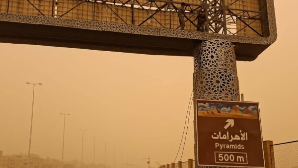 جانب من أعمال إزالة اللوحة الإعلانية 
