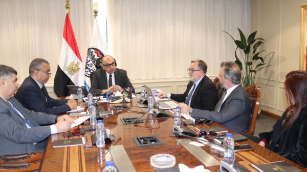 وزير قطاع الأعمال العام يبحث مع TECAM الإسبانية