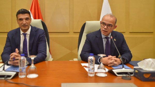  وزيرا الاستثمار والصناعة