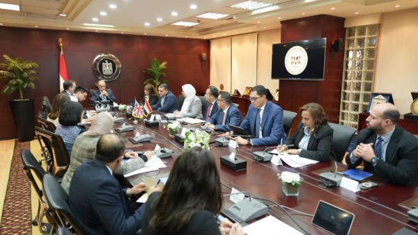 وزير الاستثمار مع سفير بريطانيا 