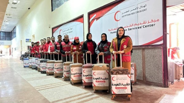 الهلال الأحمر يقدم حقيبة العودة للمغادرين الفلسطينيين