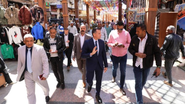 محافظ أسوان يجري لقاء مع عدد من الأفواج السياحية 