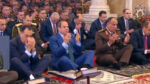 الرئيس السيسي يؤدي صلاة الجمعة