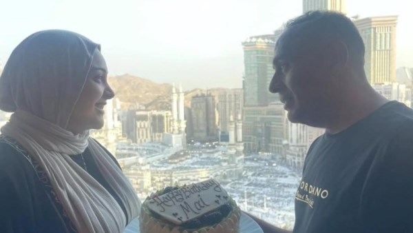 محمود عبدالمغني يحتفل بعيد ميلاده زوجته